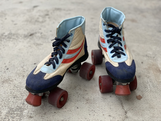 Pattini a rotelle, The origin of roller skates is unknown.
The first date related to roller skates that can be remembered is 1743, the year in which they made their very first appearance during a performance on a London stage.