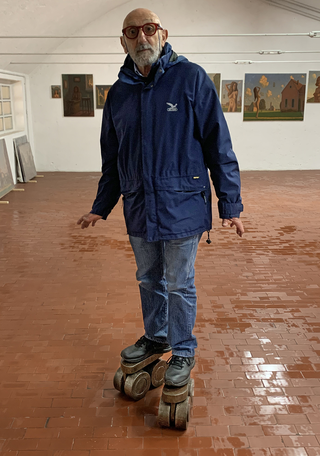 A prova di scemo (autoritratto), Portrait of Ermanno Cristini on roller skates, Photo © Umberto Cavenago