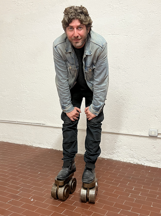 A prova di scemo (autoritratto), Portrait of Andrea Pizzari on roller skates, Photo © Umberto Cavenago