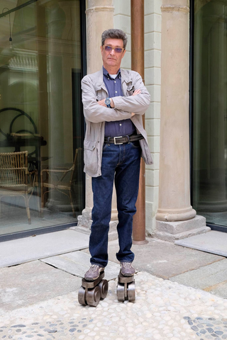 A prova di scemo (autoritratto), Portrait of Massimo Forchino on roller skates